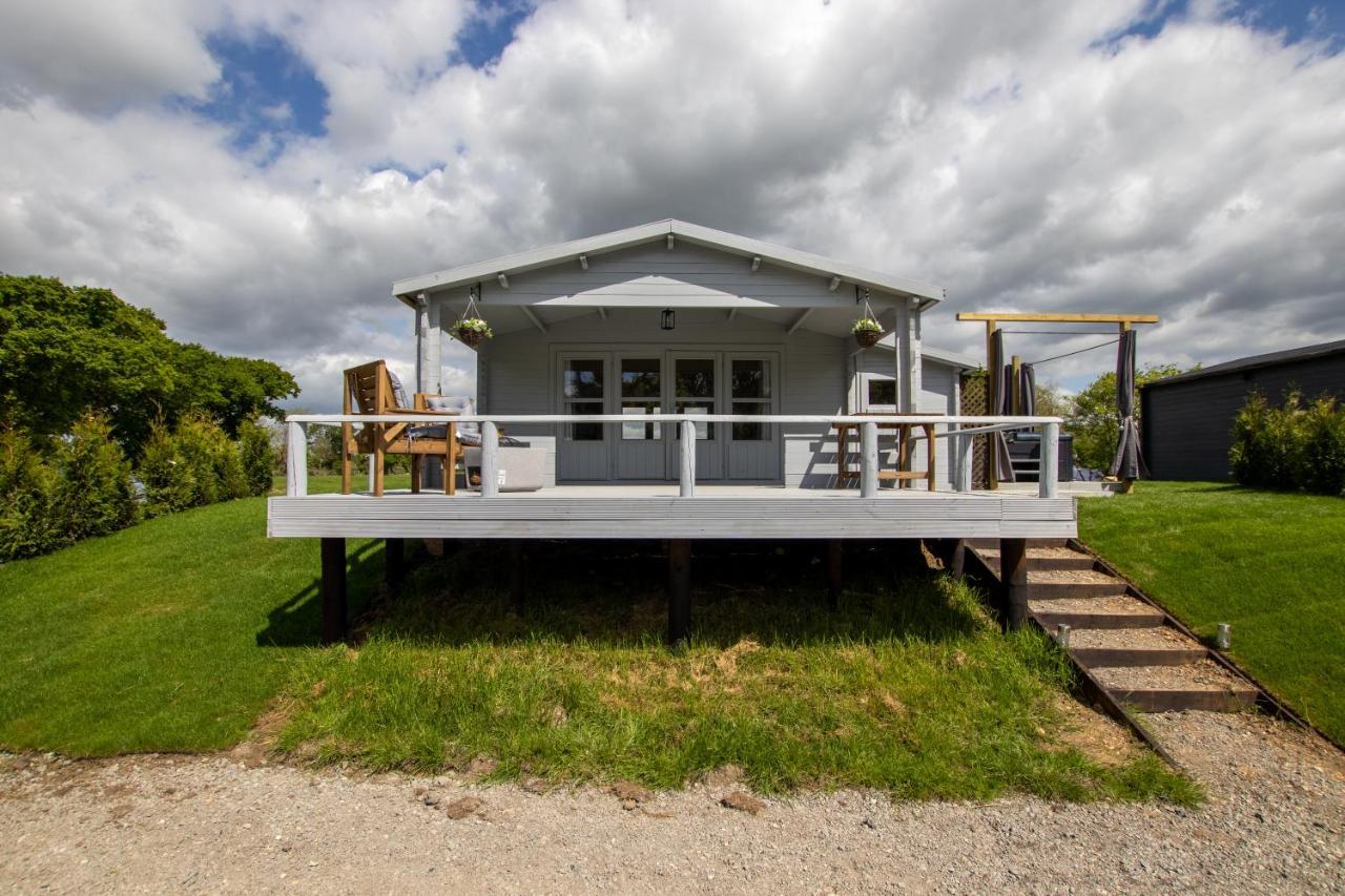 Choller Lake Lodges - Primrose Cabin With Private Hot Tub Arundel Exterior photo