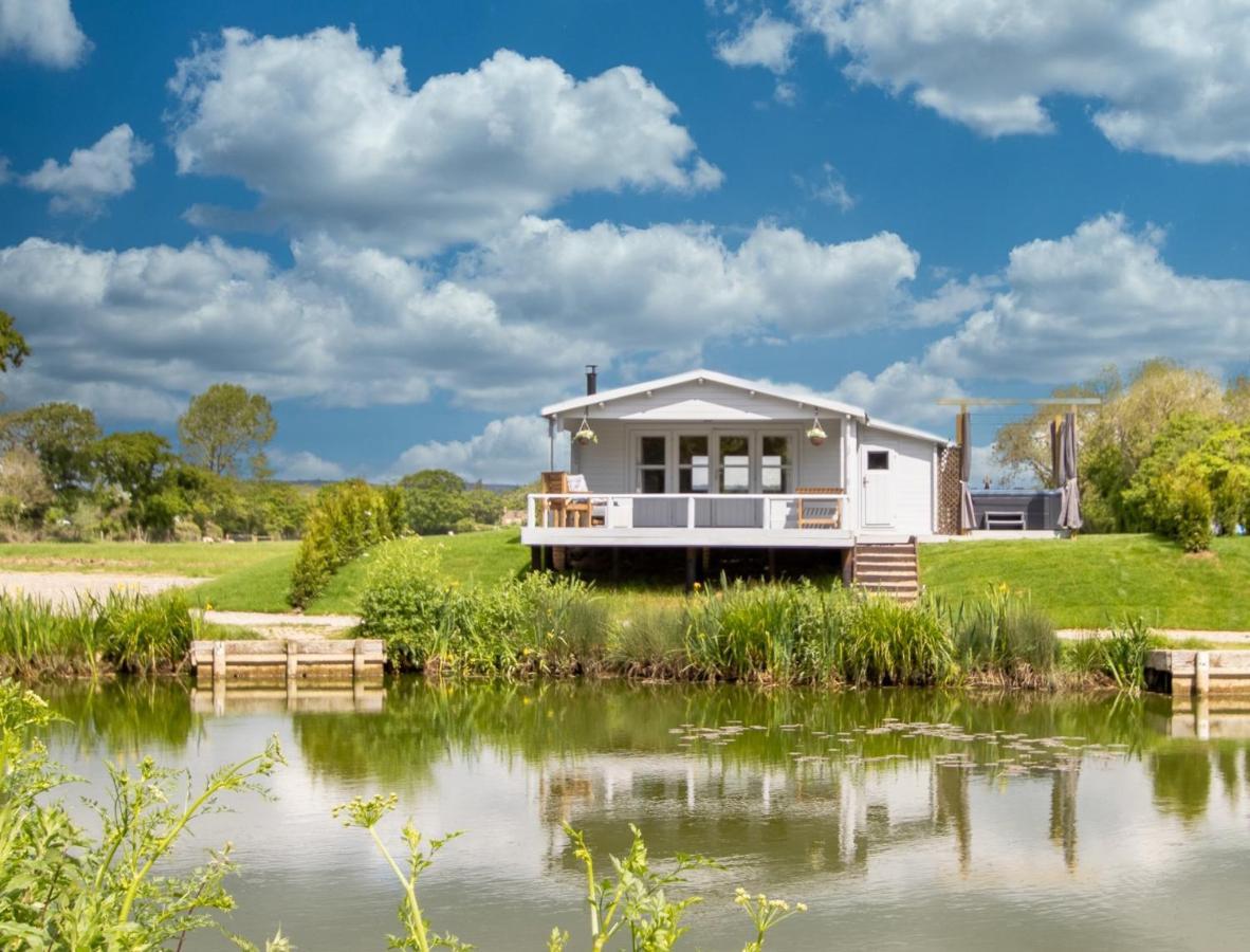 Choller Lake Lodges - Primrose Cabin With Private Hot Tub Arundel Exterior photo