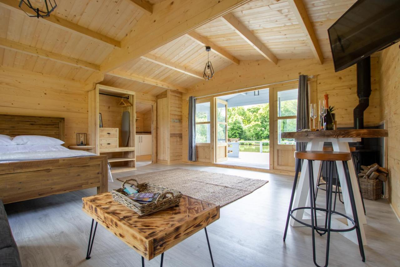 Choller Lake Lodges - Primrose Cabin With Private Hot Tub Arundel Exterior photo
